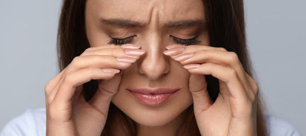 Der Unterschied zwischen Reizungen und allergischen Reaktionen bei künstlichen Wimpern